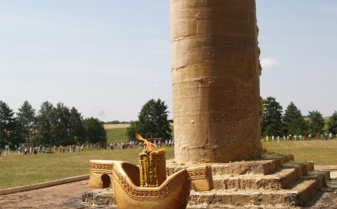 Kavto štatolt. Ěrzäń Raśkeń Oks, Čukal vele, Pokšygnadbue, Mordoviä. 2010 ień med́kovoń 7 čy. Erzianj jurnalist. CC BY-SA 4.0